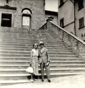 Gino Severini e Jeanne sulle scale del comune di Cortona