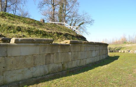MAEC Area archeologica del Sodo scalinata altare del tumulo secondo