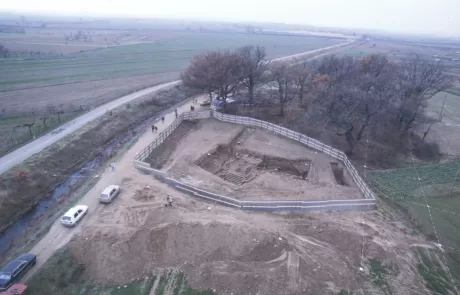 32 MAEC Area archeologica del Sodo tomba 2 vista dall'alto