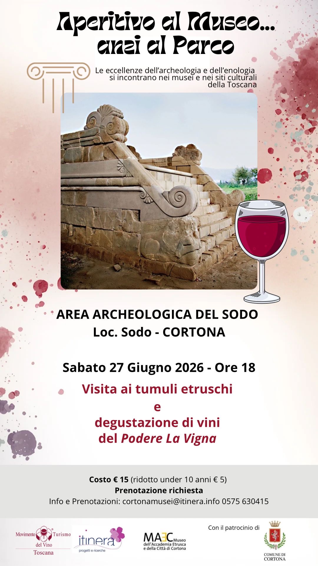 Locandina dell’evento “Aperitivo al Museo… anzi al Parco”. Al centro è raffigurato l’Altare monumentale etrusco dell’Area archeologica del Sodo di Cortona, con le caratteristiche scalinate decorate da elementi scolpiti. Accanto all’immagine compare l’illustrazione di un calice di vino rosso. Il testo informa che l’evento si svolgerà presso l’Area archeologica del Sodo, a Cortona, sabato 27 giugno 2026 alle ore 18, e prevede una visita ai tumuli etruschi seguita da una degustazione dei vini del Podere La Vigna. Il costo è di 15 euro (5 euro per i bambini sotto i 10 anni) ed è richiesta la prenotazione. In basso sono presenti i loghi degli enti organizzatori e patrocinatori.