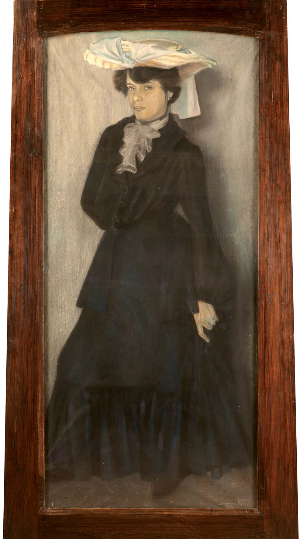 Gino Severini, La Bohémienne, 1905. Giovane donna a figura intera in piedi su uno sfondo chiaro. Indossa un ampio cappello chiaro, una giacca scura aderente e una lunga gonna scura. Il corpo è leggermente inclinato in avanti, come se stesse per compiere un passo. Lo sguardo è diretto verso l'osservatore. L'opera è realizzata a pastello con morbide sfumature e delicati effetti di luce.