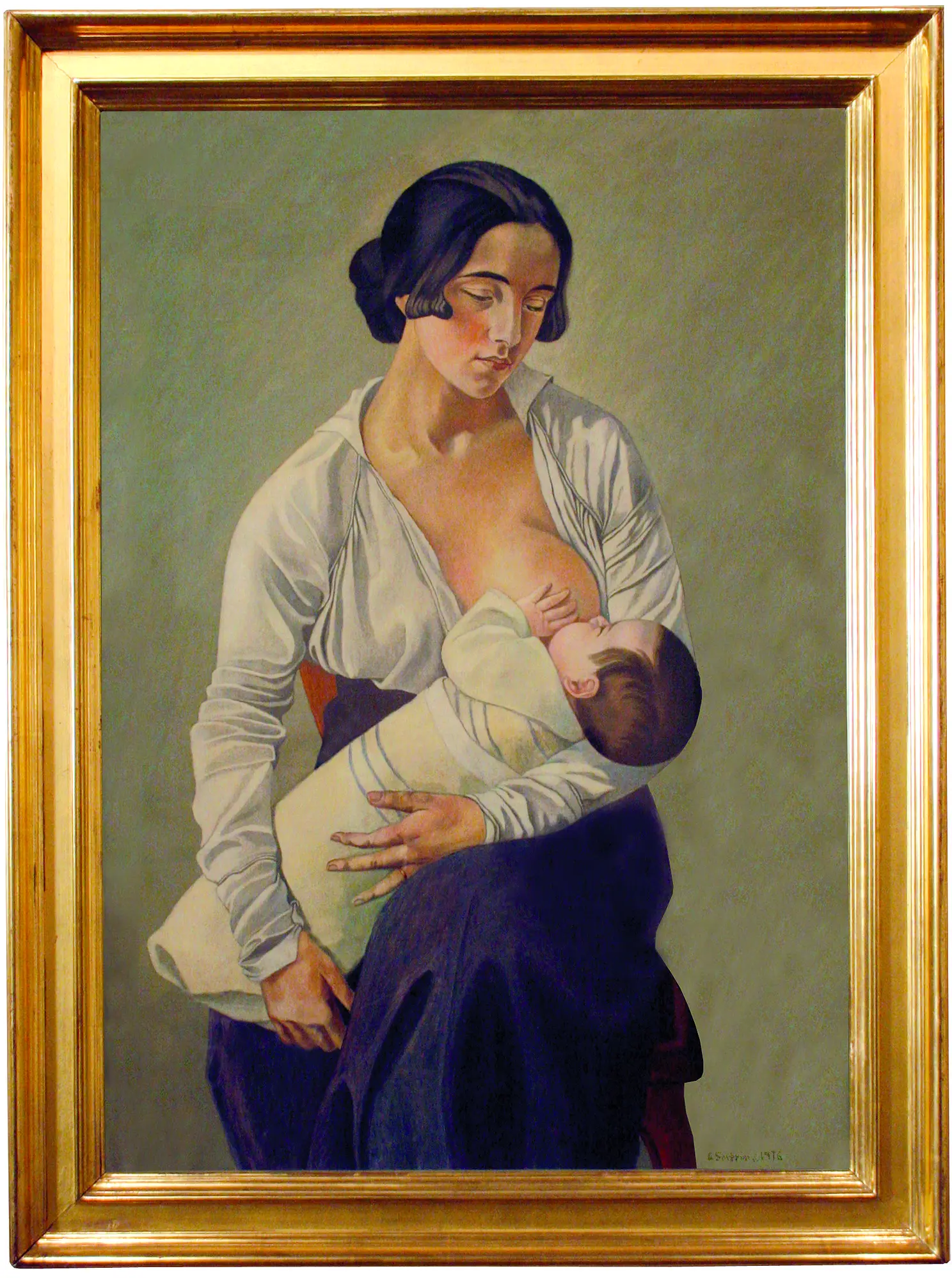Gino Severini, Maternità, 1916. Una giovane madre seduta tiene tra le braccia il figlio neonato mentre lo allatta. Le due figure occupano il centro della composizione e sono rappresentate con forme solide e geometriche. La donna, dai capelli scuri raccolti, abbassa lo sguardo verso il bambino addormentato. I colori chiari degli abiti contrastano con lo sfondo neutro, creando un'atmosfera calma, intima e solenne.