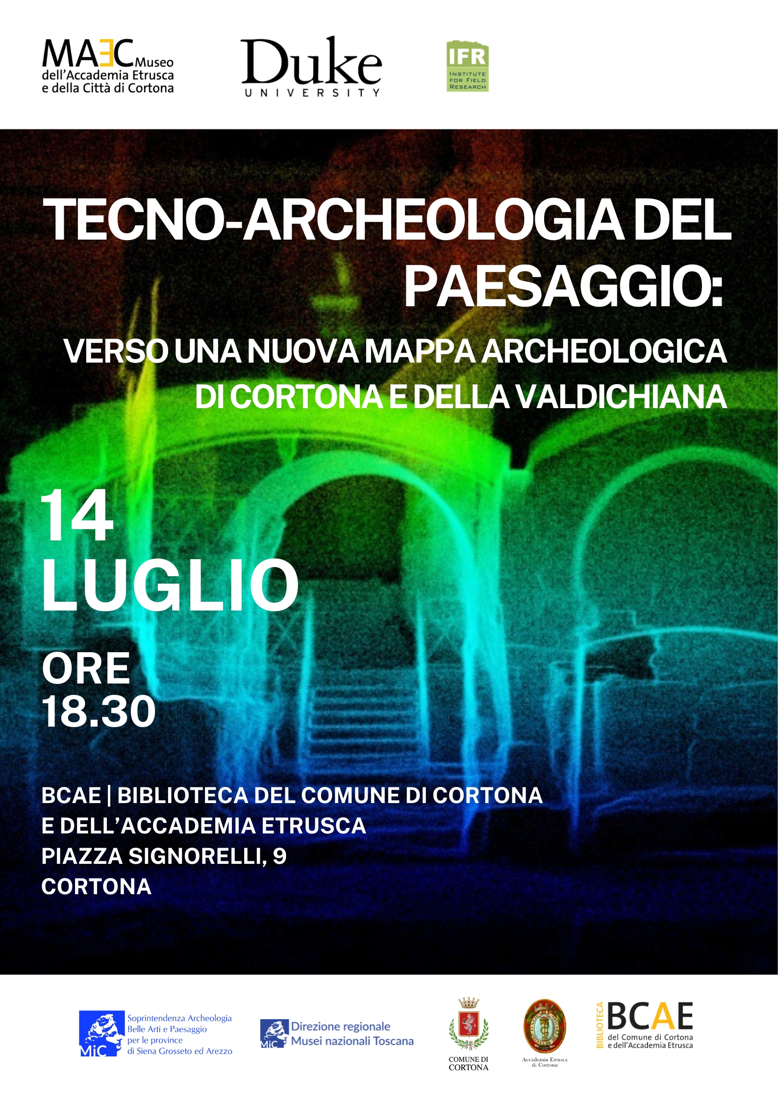 Locandina dell'incontro "Tecno-archeologia del paesaggio: verso una nuova mappa archeologica di Cortona e della Valdichiana". In alto sono presenti i loghi del MAEC – Museo dell'Accademia Etrusca e della Città di Cortona, della Duke University e dell'Institute for Field Research. Sullo sfondo sfocato compare un'immagine satellitare con dati di rilievo archeologico sovrapposti. Al centro il titolo dell'evento in grandi caratteri neri. Sulla sinistra sono riportate data e orario: 14 luglio, ore 18.30. In basso è indicata la sede: BCAE – Biblioteca del Comune di Cortona e dell'Accademia Etrusca, Piazza Signorelli 9, Cortona. Nella parte inferiore della locandina sono presenti i loghi della Soprintendenza Archeologia, Belle Arti e Paesaggio per le province di Siena, Grosseto e Arezzo, della Direzione Regionale Musei Nazionali Toscana, del Comune di Cortona, dell'Accademia Etrusca e della BCAE.