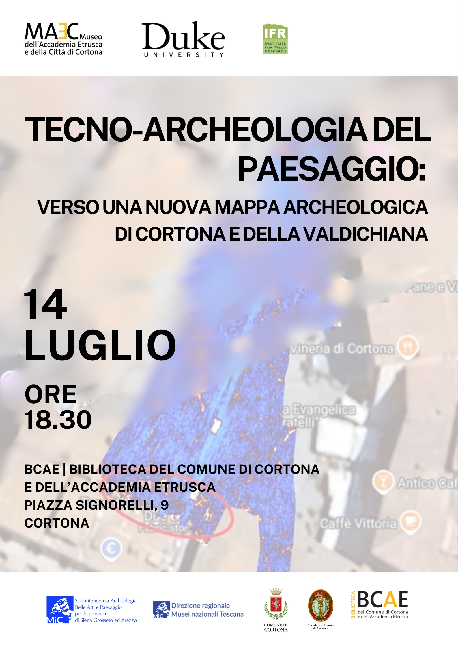 Locandina dell'incontro "Tecno-archeologia del paesaggio: verso una nuova mappa archeologica di Cortona e della Valdichiana". In alto sono presenti i loghi del MAEC – Museo dell'Accademia Etrusca e della Città di Cortona, della Duke University e dell'Institute for Field Research. Sullo sfondo sfocato compare un'immagine satellitare con dati di rilievo archeologico sovrapposti. Al centro il titolo dell'evento in grandi caratteri neri. Sulla sinistra sono riportate data e orario: 14 luglio, ore 18.30. In basso è indicata la sede: BCAE – Biblioteca del Comune di Cortona e dell'Accademia Etrusca, Piazza Signorelli 9, Cortona. Nella parte inferiore della locandina sono presenti i loghi della Soprintendenza Archeologia, Belle Arti e Paesaggio per le province di Siena, Grosseto e Arezzo, della Direzione Regionale Musei Nazionali Toscana, del Comune di Cortona, dell'Accademia Etrusca e della BCAE.